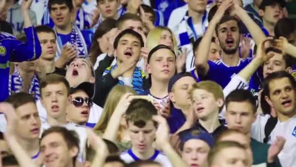 Fani na stadionie podczas meczu. Zwolnij trochę. Olimpijski. Kijów. Ukraina. — Wideo stockowe