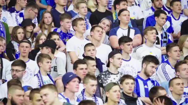 Fani na stadionie podczas meczu. Zwolnij trochę. Olimpijski. Kijów. Ukraina. — Wideo stockowe