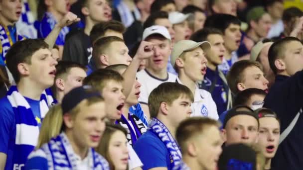 Aficionados en el estadio durante el partido. En cámara lenta. Olimpiyskiy. Kiev. Ucrania . — Vídeos de Stock