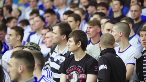 Fans während des Spiels im Stadion. Zeitlupe. olimpiyskiy. kyiv. Ukraine. — Stockvideo