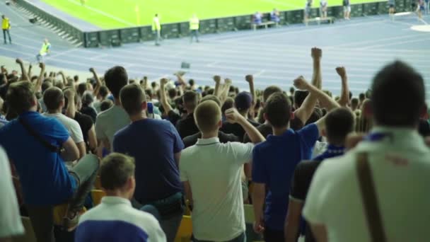 Rajongók a stadionban a meccs alatt. Lassú mozgás. Olimpiyskiy vagyok. Kijevben. Ukrajna. — Stock videók