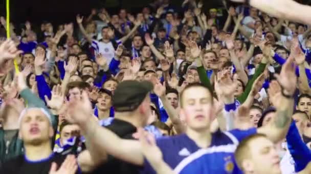 Fans på stadion under matchen. Sakta i backarna. Olimpiskt. Kiev. Ukraina. — Stockvideo