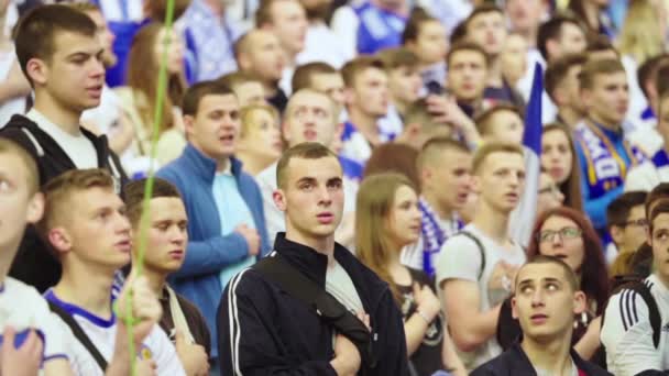 Aficionados en el estadio durante el partido. En cámara lenta. Olimpiyskiy. Kiev. Ucrania . — Vídeos de Stock