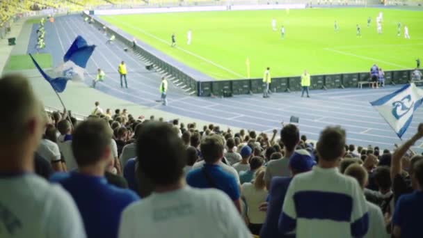 Fanii de pe stadion în timpul meciului. Mişcare lentă. Olimpiskiy. Kiev. Ucraina . — Videoclip de stoc