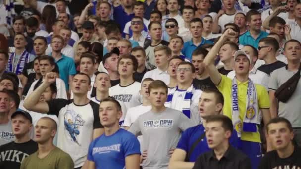 Fans på stadion under matchen. Sakta i backarna. Olimpiskt. Kiev. Ukraina. — Stockvideo