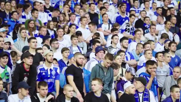 Aficionados en el estadio durante el partido. En cámara lenta. Olimpiyskiy. Kiev. Ucrania . — Vídeos de Stock