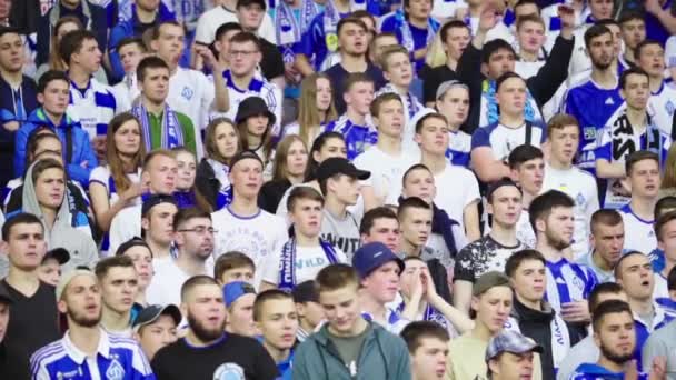 Les fans au stade pendant le match. Au ralenti. Olimpiyskiy. Kiev. Ukraine . — Video