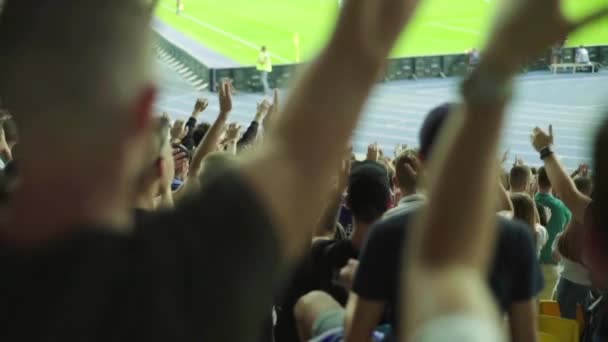 Aficionados en el estadio durante el partido. En cámara lenta. Olimpiyskiy. Kiev. Ucrania . — Vídeos de Stock