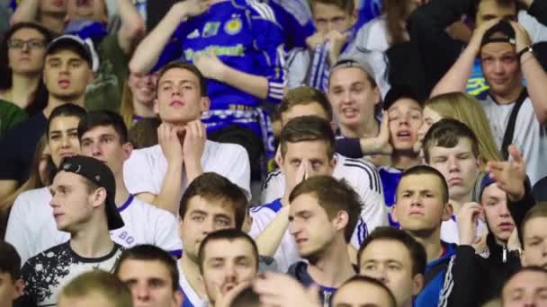 Fani na stadionie podczas meczu. Zwolnij trochę. Olimpijski. Kijów. Ukraina. — Wideo stockowe