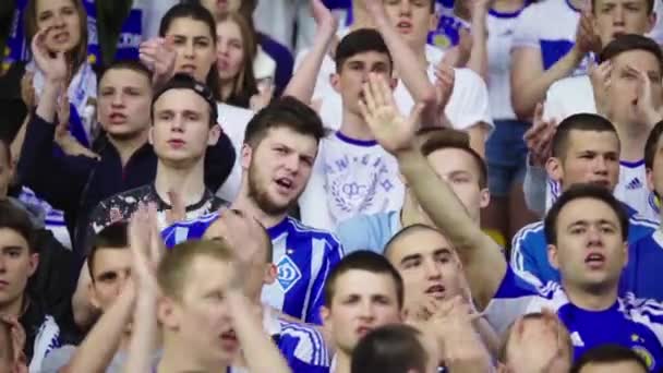 Fans während des Spiels im Stadion. Zeitlupe. olimpiyskiy. kyiv. Ukraine. — Stockvideo