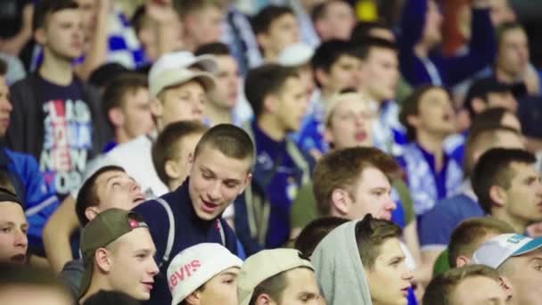 Fani na stadionie podczas meczu. Zwolnij trochę. Olimpijski. Kijów. Ukraina. — Wideo stockowe