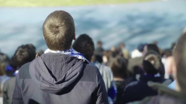 Fani na stadionie podczas meczu. Zwolnij trochę. Olimpijski. Kijów. Ukraina. — Wideo stockowe