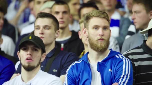 Fans in het stadion tijdens de wedstrijd. Langzame beweging. Olimpiyskiën. Kiev. Oekraïne. — Stockvideo