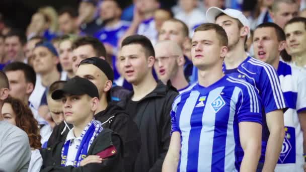 Fani na stadionie podczas meczu. Zwolnij trochę. Olimpijski. Kijów. Ukraina. — Wideo stockowe