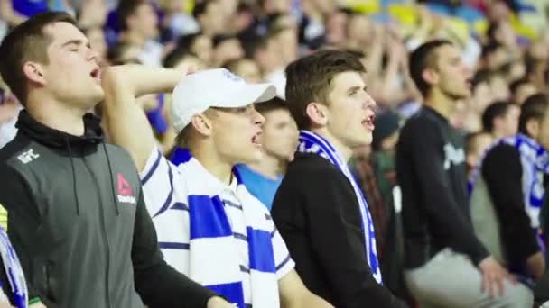 Fans während des Spiels im Stadion. Zeitlupe. olimpiyskiy. kyiv. Ukraine. — Stockvideo