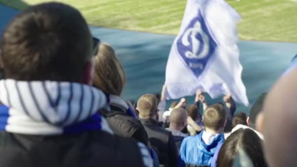 Fans in het stadion tijdens de wedstrijd. Langzame beweging. Olimpiyskiën. Kiev. Oekraïne. — Stockvideo