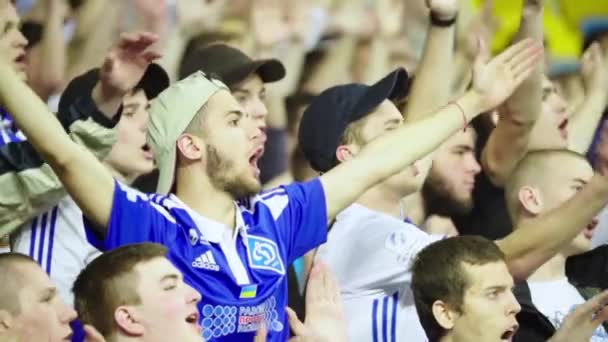 Fans während des Spiels im Stadion. Zeitlupe. olimpiyskiy. kyiv. Ukraine. — Stockvideo