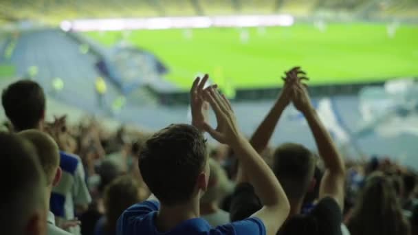 Aficionados en el estadio durante el partido. En cámara lenta. Olimpiyskiy. Kiev. Ucrania . — Vídeo de stock