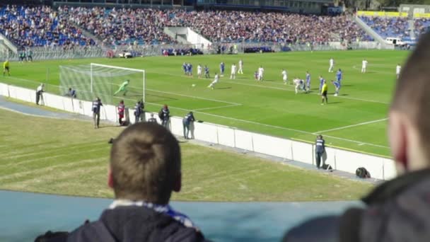 Aficionados en el estadio durante el partido. En cámara lenta. Olimpiyskiy. Kiev. Ucrania . — Vídeo de stock
