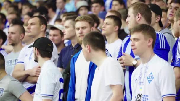 Fans während des Spiels im Stadion. Zeitlupe. olimpiyskiy. kyiv. Ukraine. — Stockvideo