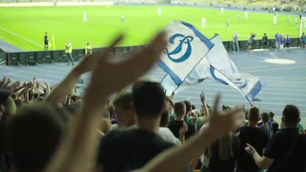 Fanoušci na stadionu během zápasu. Zpomal. Olimpiyskiy. Kyjev. Ukrajina. — Stock video