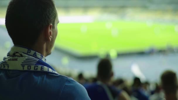 Fans während des Spiels im Stadion. Zeitlupe. olimpiyskiy. kyiv. Ukraine. — Stockvideo