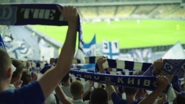 Aficionados en el estadio durante el partido. En cámara lenta. Olimpiyskiy. Kiev. Ucrania . — Vídeos de Stock