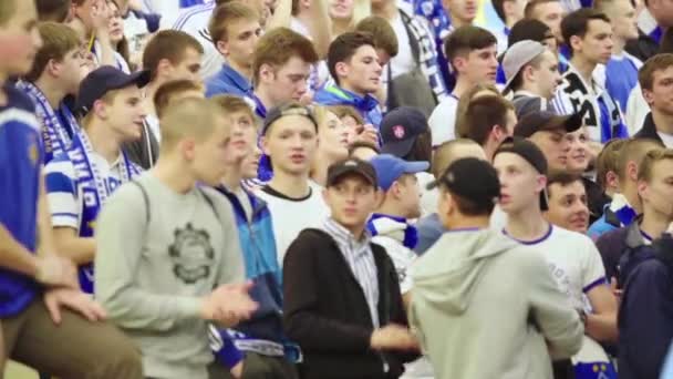 Fans während des Spiels im Stadion. Zeitlupe. olimpiyskiy. kyiv. Ukraine. — Stockvideo
