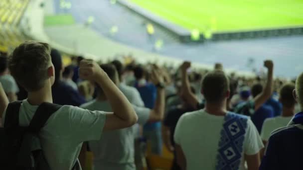 Fanoušci na stadionu během zápasu. Zpomal. Olimpiyskiy. Kyjev. Ukrajina. — Stock video
