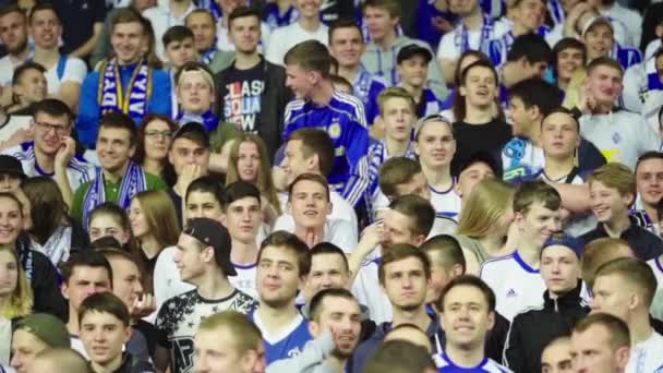Les fans au stade pendant le match. Au ralenti. Olimpiyskiy. Kiev. Ukraine . — Video