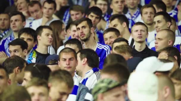 Fani na stadionie podczas meczu. Zwolnij trochę. Olimpijski. Kijów. Ukraina. — Wideo stockowe