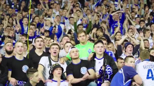 Aficionados en el estadio durante el partido. En cámara lenta. Olimpiyskiy. Kiev. Ucrania . — Vídeos de Stock