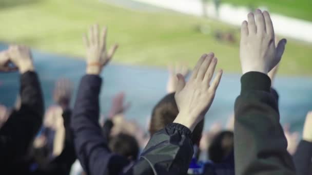 Fani na stadionie podczas meczu. Zwolnij trochę. Olimpijski. Kijów. Ukraina. — Wideo stockowe