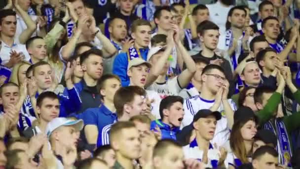 Fãs no estádio durante a partida. Movimento lento. Olimpiyskiy. Kiev. Ucrânia . — Vídeo de Stock