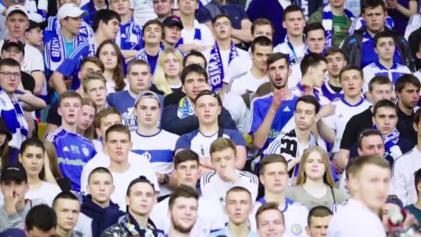 Aficionados en el estadio durante el partido. En cámara lenta. Olimpiyskiy. Kiev. Ucrania . — Vídeo de stock