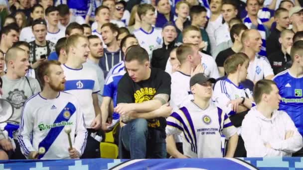 Fans på stadion under matchen. Sakta i backarna. Olimpiskt. Kiev. Ukraina. — Stockvideo