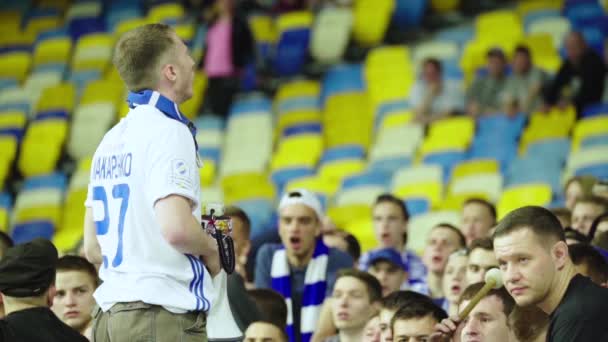 Fanoušci na stadionu během zápasu. Zpomal. Olimpiyskiy. Kyjev. Ukrajina. — Stock video