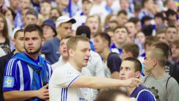 Maç sırasında stadyumdaki taraftarlar. Ağır çekim. Olimpiyskiy. Kyiv. Ukrayna. — Stok video