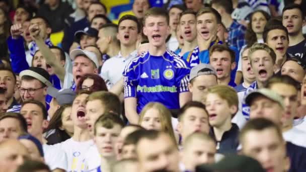 Aficionados en el estadio durante el partido. En cámara lenta. Olimpiyskiy. Kiev. Ucrania . — Vídeos de Stock