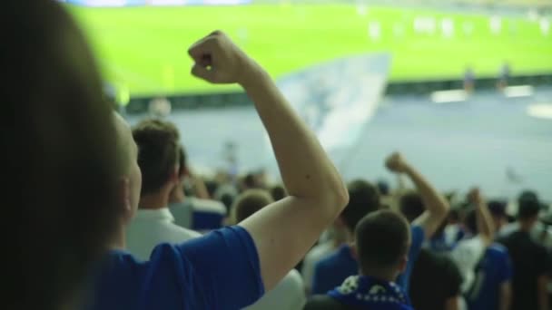 Aficionados en el estadio durante el partido. En cámara lenta. Olimpiyskiy. Kiev. Ucrania . — Vídeo de stock