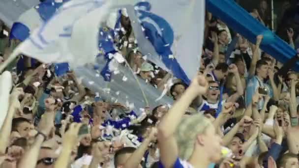 Fans während des Spiels im Stadion. Zeitlupe. olimpiyskiy. kyiv. Ukraine. — Stockvideo