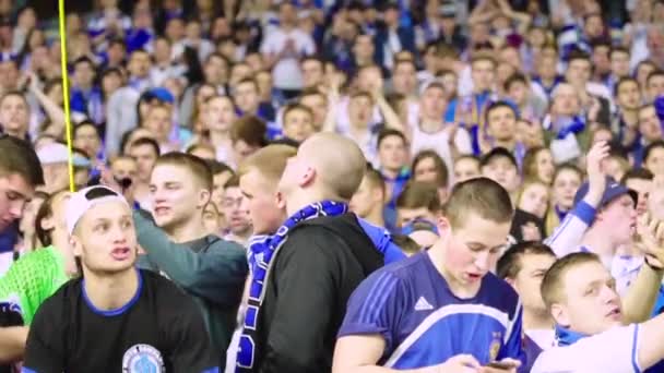 Fans in het stadion tijdens de wedstrijd. Langzame beweging. Olimpiyskiën. Kiev. Oekraïne. — Stockvideo