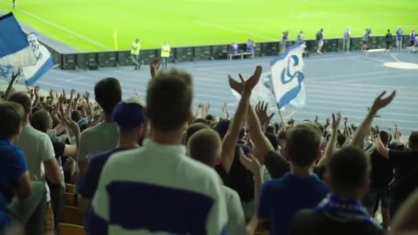 Aficionados en el estadio durante el partido. En cámara lenta. Olimpiyskiy. Kiev. Ucrania . — Vídeos de Stock