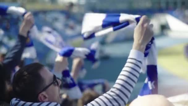 Fans während des Spiels im Stadion. Zeitlupe. olimpiyskiy. kyiv. Ukraine. — Stockvideo