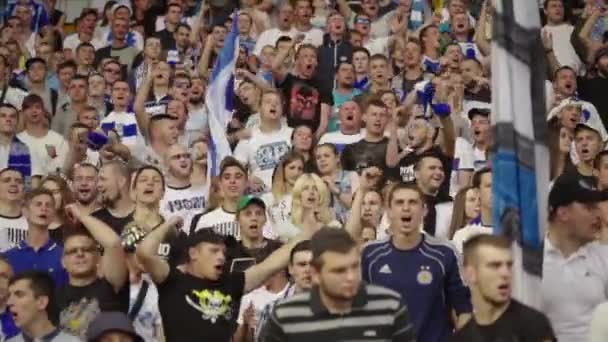 Fãs no estádio durante a partida. Movimento lento. Olimpiyskiy. Kiev. Ucrânia . — Vídeo de Stock