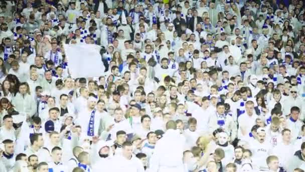 Aficionados en el estadio durante el partido. Olimpiyskiy. Kiev. Ucrania. — Vídeo de stock