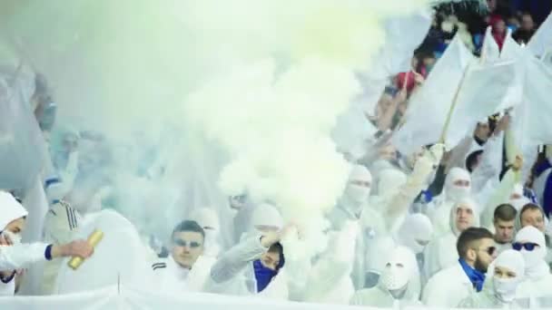 Fans während des Spiels im Stadion. Olimpiyskiy. Kiew. Ukraine. — Stockvideo