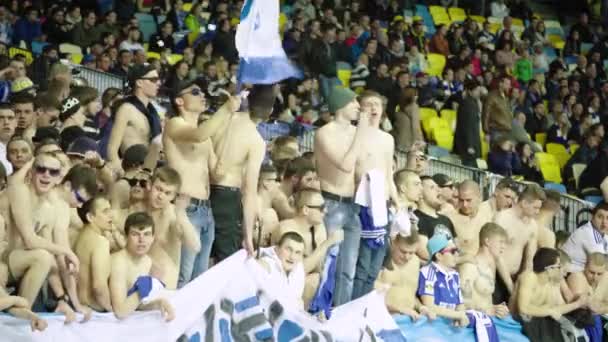 Fans in het stadion tijdens de wedstrijd. Olimpiyskiën. Kiev. Oekraïne. — Stockvideo