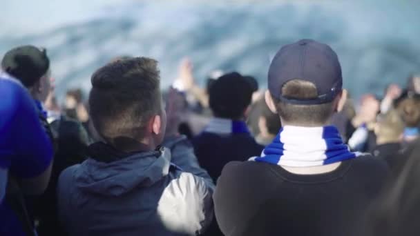 Fans während des Spiels im Stadion. Olimpiyskiy. Kiew. Ukraine. — Stockvideo