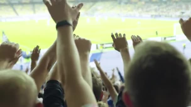 Fãs no estádio durante o jogo. Olimpiyskiy. Kiev. Ucrânia. — Vídeo de Stock